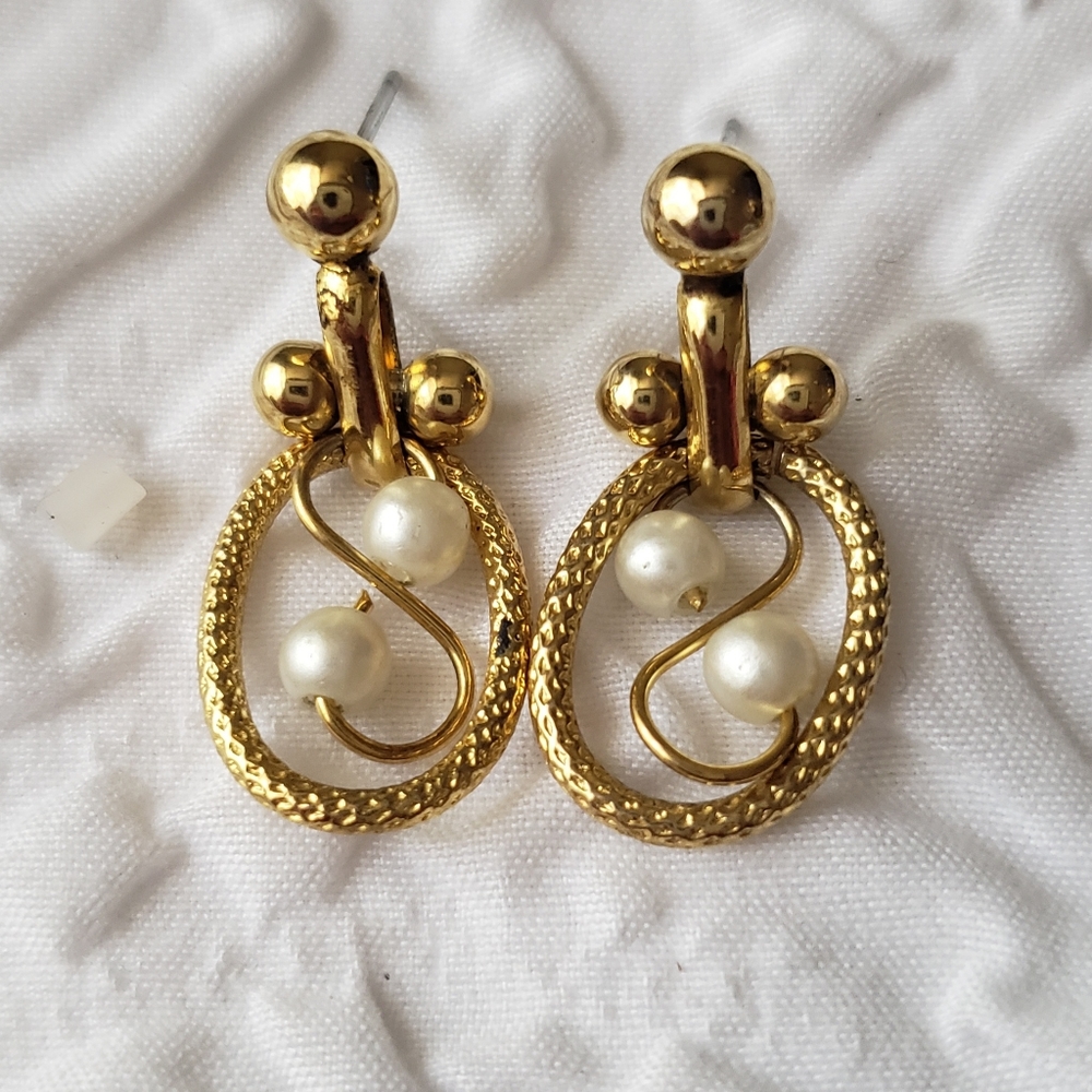 Vintage gold tone & pearl earrings